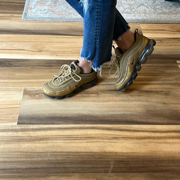 Nike Women's Sneakers in Gold and Black - Picture 1 of 11